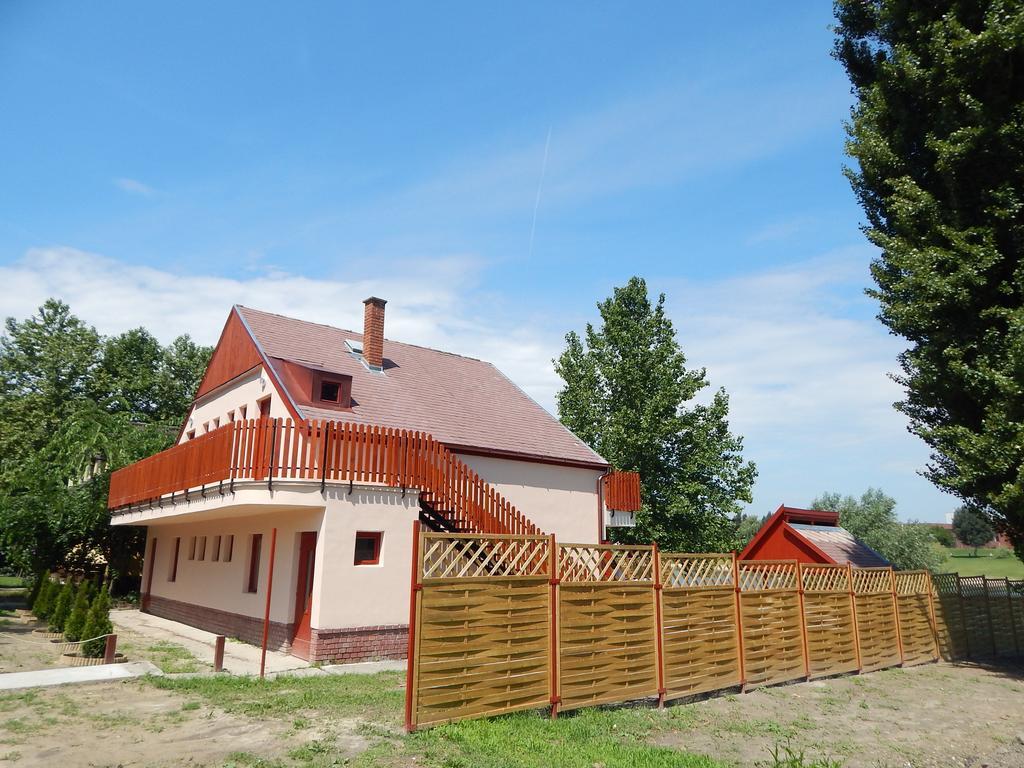 Napsugar Apartman Бая Номер фото